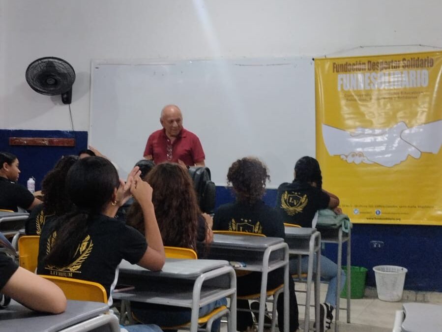 Charla con estudiantes de último año de secundaria del curso 11 – 7 del I.E.D. “Laura Vicuña” de la ciudad de Santa Marta